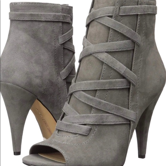 Vince Camuto Women’s Aranda Leather Shoes - Picture 2 of 7